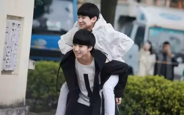 完全失控了？再一次互撕！從兄弟情深到爭議不斷，TFBOYS怎麼了？
