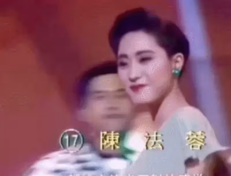 她錯愛倪震、許晉亨,慘遭假富豪騙走2.8億,萬年不變的是短發