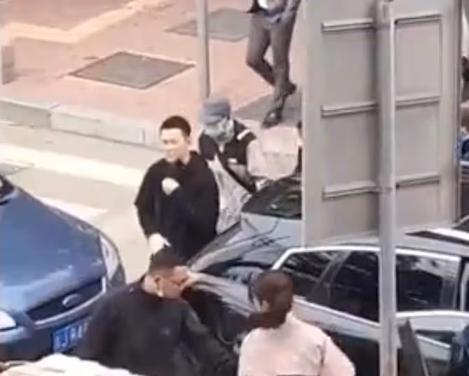 劉德華街頭拍戲被偶遇,60歲狀態依舊能打,平易近人沒架子,該他紅