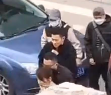 劉德華街頭拍戲被偶遇,60歲狀態依舊能打,平易近人沒架子,該他紅