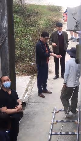 劉德華街頭拍戲被偶遇,60歲狀態依舊能打,平易近人沒架子,該他紅