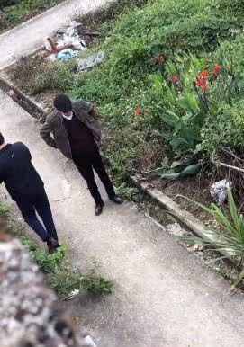 劉德華街頭拍戲被偶遇,60歲狀態依舊能打,平易近人沒架子,該他紅