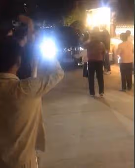 劉德華街頭拍戲被偶遇,60歲狀態依舊能打,平易近人沒架子,該他紅