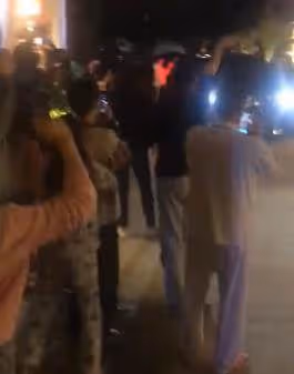 劉德華街頭拍戲被偶遇，60歲狀態依舊能打，平易近人沒架子，該他紅