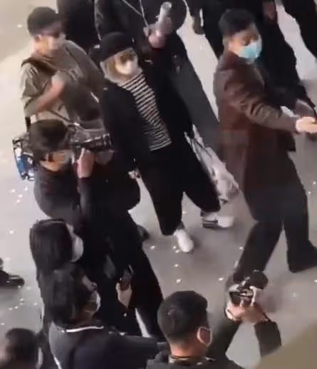 劉德華街頭拍戲被偶遇，60歲狀態依舊能打，平易近人沒架子，該他紅