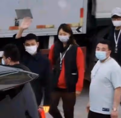 劉德華街頭拍戲被偶遇，60歲狀態依舊能打，平易近人沒架子，該他紅