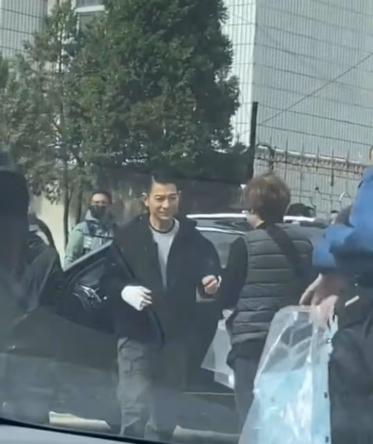 劉德華街頭拍戲被偶遇，60歲狀態依舊能打，平易近人沒架子，該他紅