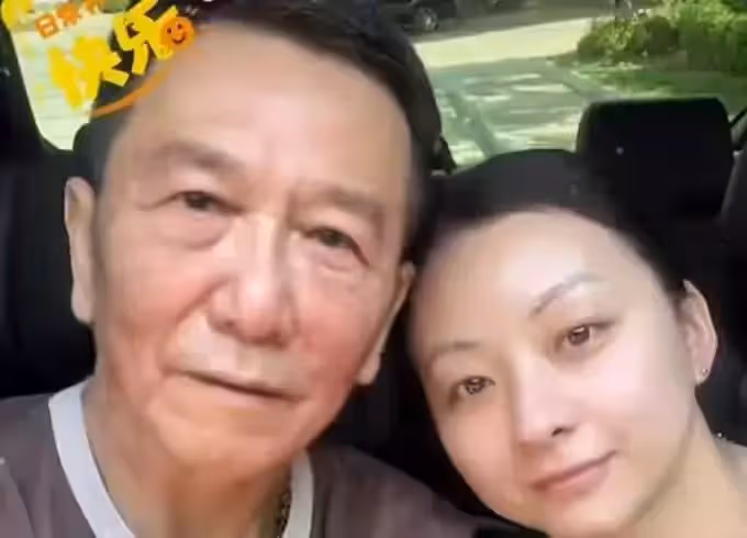 溫兆倫罕與第三任妻子同框,滿臉皺紋依舊帥氣,小20歲妻子太好看,直言:愛你衰老的臉上痛苦的皺紋