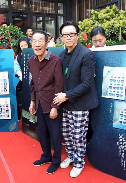 溫兆倫罕與第三任妻子同框,滿臉皺紋依舊帥氣,小20歲妻子太好看,直言:愛你衰老的臉上痛苦的皺紋