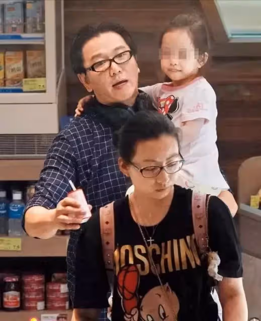 溫兆倫罕與第三任妻子同框,滿臉皺紋依舊帥氣,小20歲妻子太好看,直言:愛你衰老的臉上痛苦的皺紋