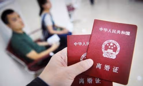 前妻老公生病來借錢，我煮了碗麵條給她，結果我們都哭了