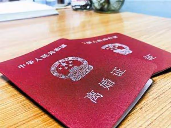 前夫每月給我三千撫養費，我再婚後想讓兒子改姓，前夫給我一巴掌