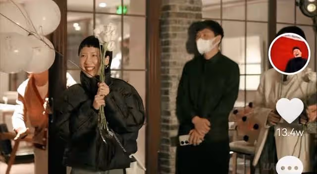 郝劭文曬求婚視頻，未婚妻感動落淚嬌羞撲懷裡，釋小龍大方送祝福