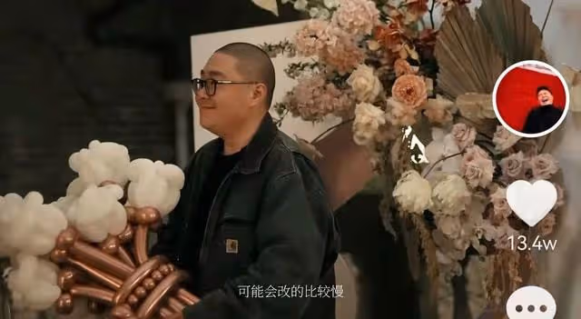 郝劭文曬求婚視頻，未婚妻感動落淚嬌羞撲懷裡，釋小龍大方送祝福
