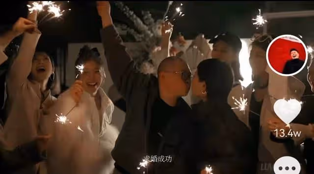 郝劭文曬求婚視頻，未婚妻感動落淚嬌羞撲懷裡，釋小龍大方送祝福