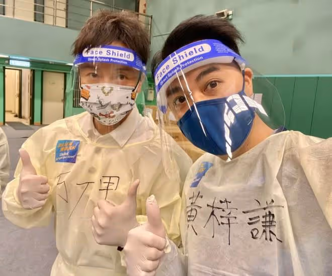 知名男星到舊樓當志願者,爬樓梯搬物資不喊累,驚訝1套房住16戶