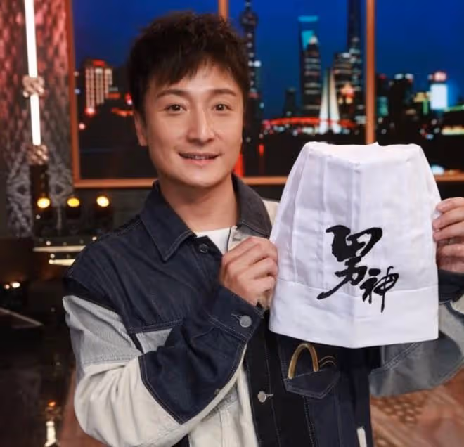 知名男星到舊樓當志願者,爬樓梯搬物資不喊累,驚訝1套房住16戶