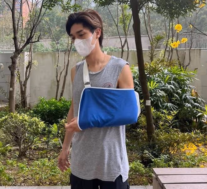 譚詠麟乾兒子騎車出意外!躺病床一臉憔悴,肩膀骨移位需動手術