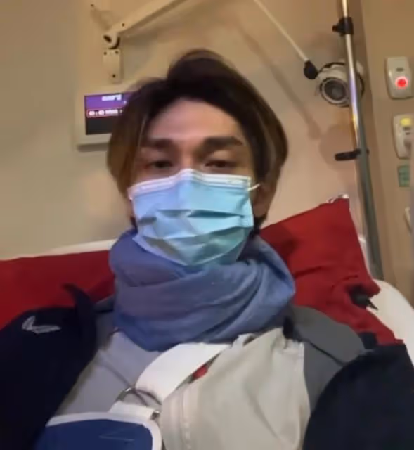 譚詠麟乾兒子騎車出意外!躺病床一臉憔悴,肩膀骨移位需動手術