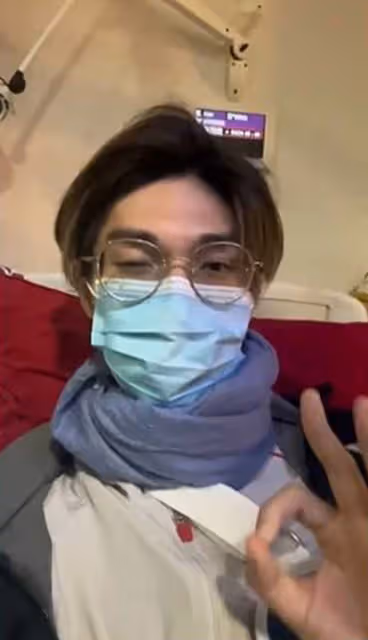 譚詠麟乾兒子騎車出意外!躺病床一臉憔悴,肩膀骨移位需動手術