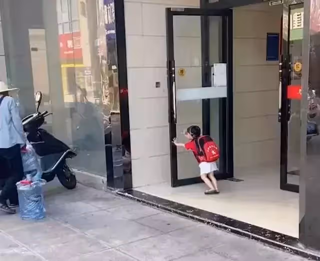 3歲小女孩遇送水老人，雙手奮力頂開大門讓其進入，暖心一幕曝光，網贊：教育的太好了！