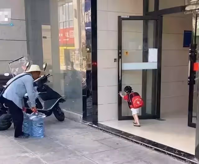 3歲小女孩遇送水老人，雙手奮力頂開大門讓其進入，暖心一幕曝光，網贊：教育的太好了！