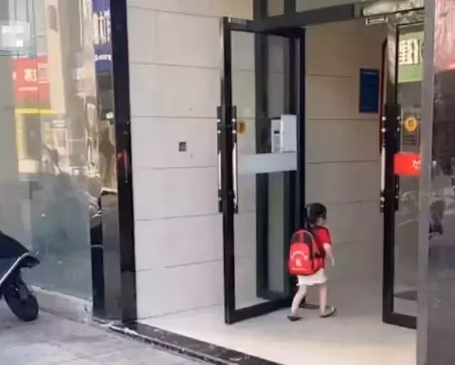 3歲小女孩遇送水老人，雙手奮力頂開大門讓其進入，暖心一幕曝光，網贊：教育的太好了！
