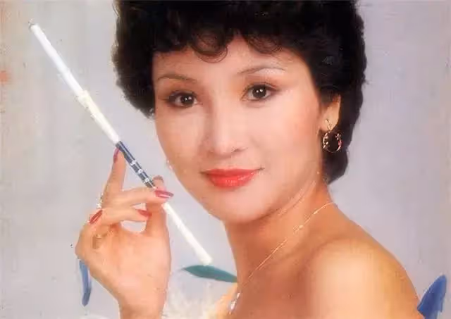 從棄嬰到一代美後!謝霆鋒媽媽「婚後和飛行員一見鐘情」堅定離婚 「再婚被稱三公婆」吻前夫擁現任