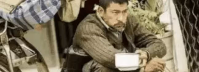 同樣是演乞丐!劉德華睡大街「周星馳用手抓飯」頭髮都打結 看到「baby的乞丐裝」網懵:演員和明星的區別