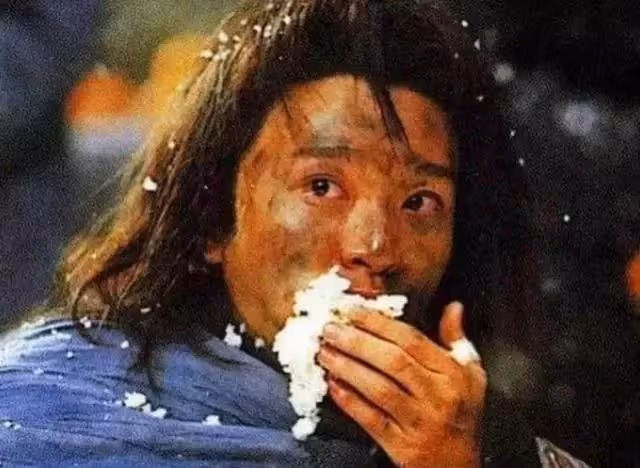 同樣是演乞丐!劉德華睡大街「周星馳用手抓飯」頭髮都打結 看到「baby的乞丐裝」網懵:演員和明星的區別