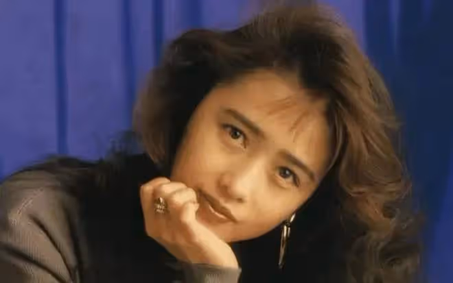 她嫁給了男神級的偶像,多年以後雖然容顏不再,但夫妻二人依舊恩愛如初