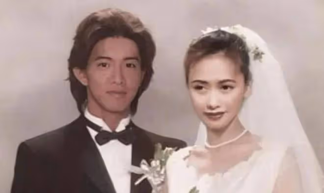 她嫁給了男神級的偶像,多年以後雖然容顏不再,但夫妻二人依舊恩愛如初