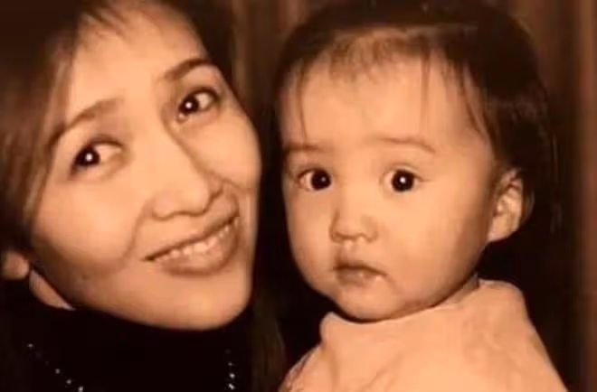 她嫁給了男神級的偶像,多年以後雖然容顏不再,但夫妻二人依舊恩愛如初