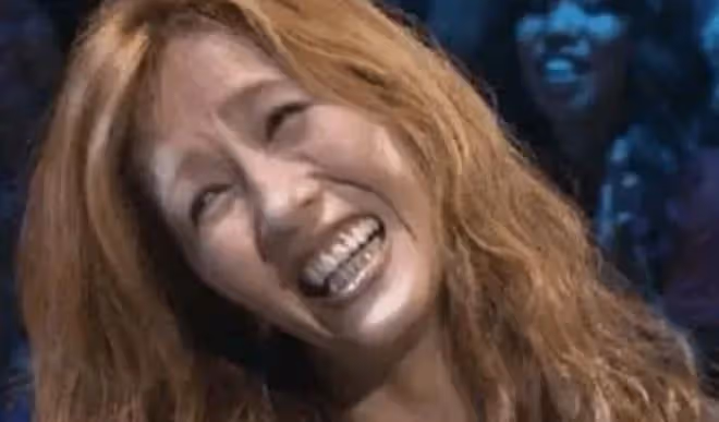 她嫁給了男神級的偶像,多年以後雖然容顏不再,但夫妻二人依舊恩愛如初