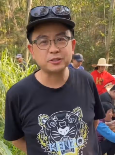 黃一山回鄉祭祖,5盆肉擺在地上不怕弄髒,樹林裡大口吃肉接地氣