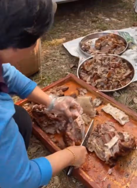 黃一山回鄉祭祖,5盆肉擺在地上不怕弄髒,樹林裡大口吃肉接地氣