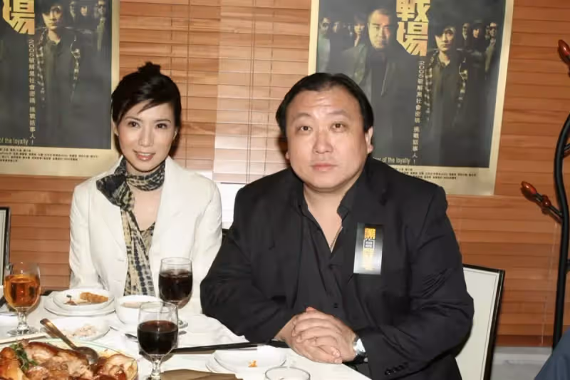 55歲「晶女郎」關秀媚近照曝光,皮膚緊致保養得宜顯年輕,凍齡如少女,如今現身身材不輸當年,隱退15年罕見和男友齊露面