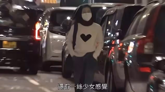 55歲「晶女郎」關秀媚近照曝光,皮膚緊致保養得宜顯年輕,凍齡如少女,如今現身身材不輸當年,隱退15年罕見和男友齊露面