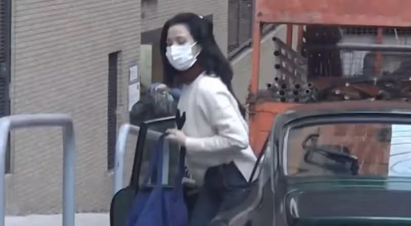 55歲「晶女郎」關秀媚近照曝光,皮膚緊致保養得宜顯年輕,凍齡如少女,如今現身身材不輸當年,隱退15年罕見和男友齊露面
