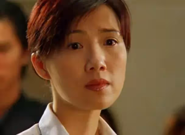 55歲「晶女郎」關秀媚近照曝光,皮膚緊致保養得宜顯年輕,凍齡如少女,如今現身身材不輸當年,隱退15年罕見和男友齊露面