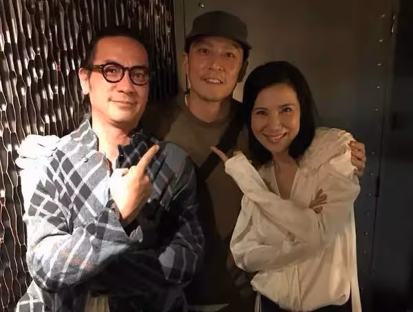 55歲「晶女郎」關秀媚近照曝光,皮膚緊致保養得宜顯年輕,凍齡如少女,如今現身身材不輸當年,隱退15年罕見和男友齊露面