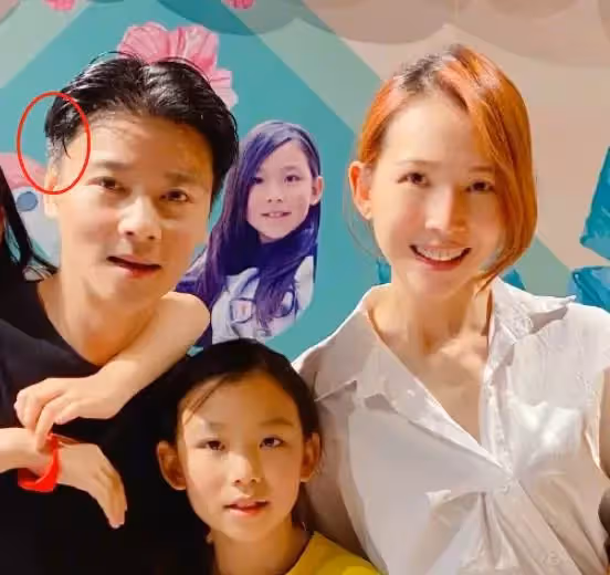 蔡少芬為10歲女兒豪華慶生！小兒子在蔡少芬懷裡，一臉要哭的表情，完全是「被迫營業」