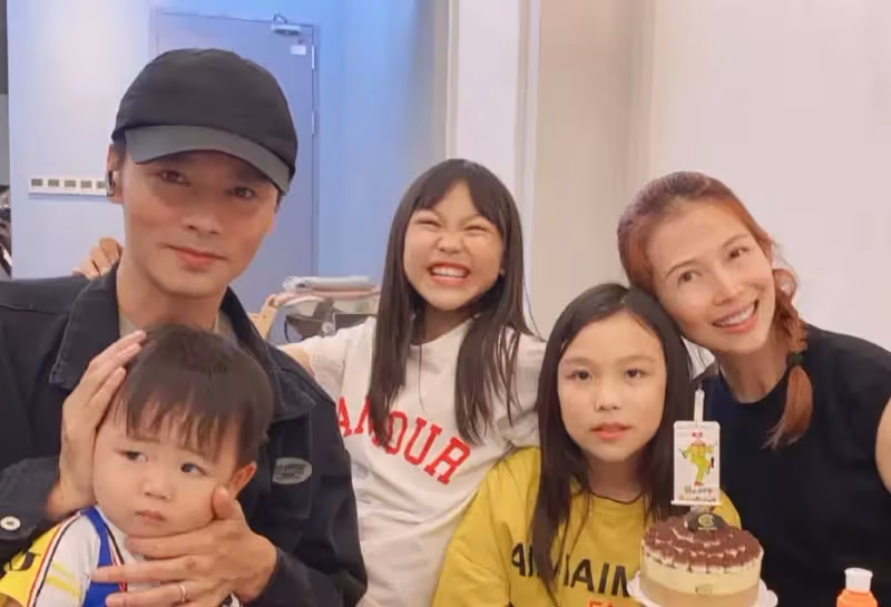 蔡少芬為10歲女兒豪華慶生！小兒子在蔡少芬懷裡，一臉要哭的表情，完全是「被迫營業」