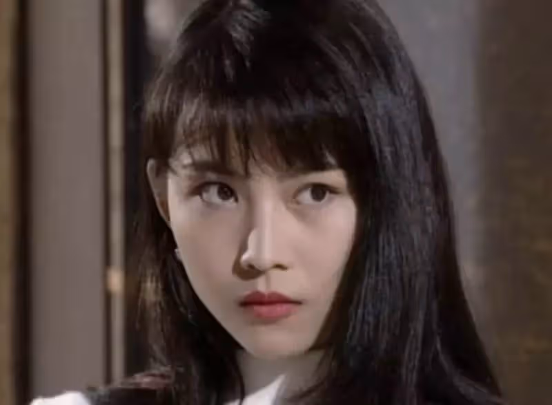 蔡少芬為10歲女兒豪華慶生！小兒子在蔡少芬懷裡，一臉要哭的表情，完全是「被迫營業」