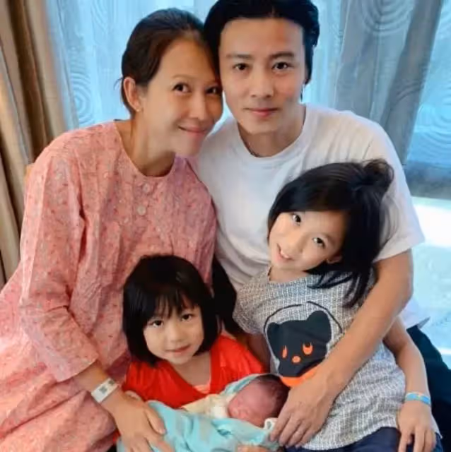 蔡少芬為10歲女兒豪華慶生！小兒子在蔡少芬懷裡，一臉要哭的表情，完全是「被迫營業」