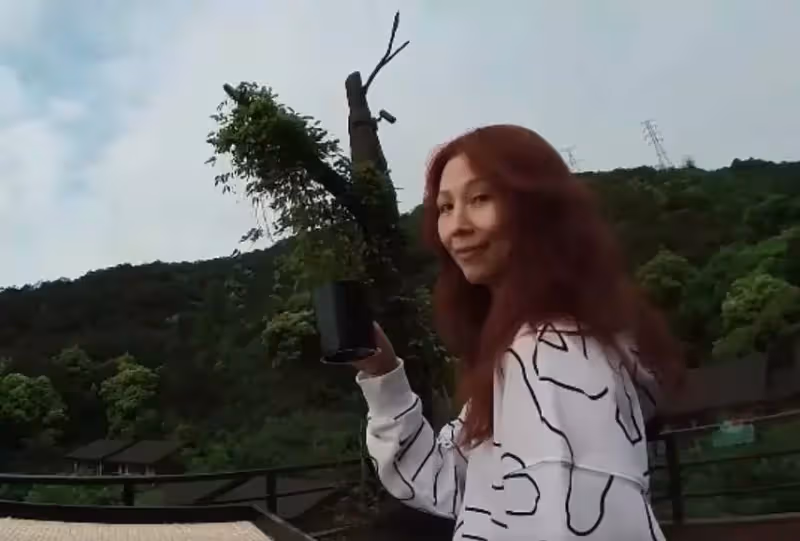 蔡少芬為10歲女兒豪華慶生！小兒子在蔡少芬懷裡，一臉要哭的表情，完全是「被迫營業」
