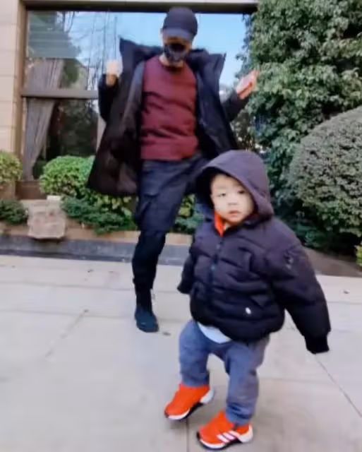 蔡少芬為10歲女兒豪華慶生！小兒子在蔡少芬懷裡，一臉要哭的表情，完全是「被迫營業」