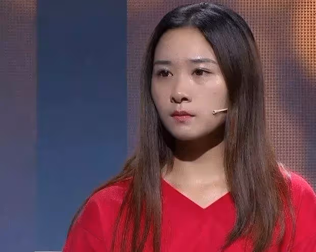 妹妹整容10次,只因嫉妒姐姐長得太美,不料姐姐登臺「驚豔所有觀眾」,主持人:確實該整