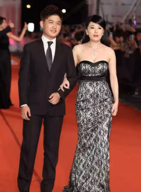 戈偉如才是「凍齡女神」,穿抹胸連衣裙勒出少女身材,55歲太驚豔