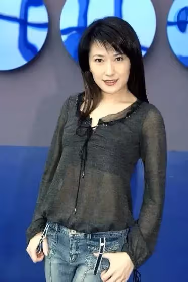 戈偉如才是「凍齡女神」,穿抹胸連衣裙勒出少女身材,55歲太驚豔